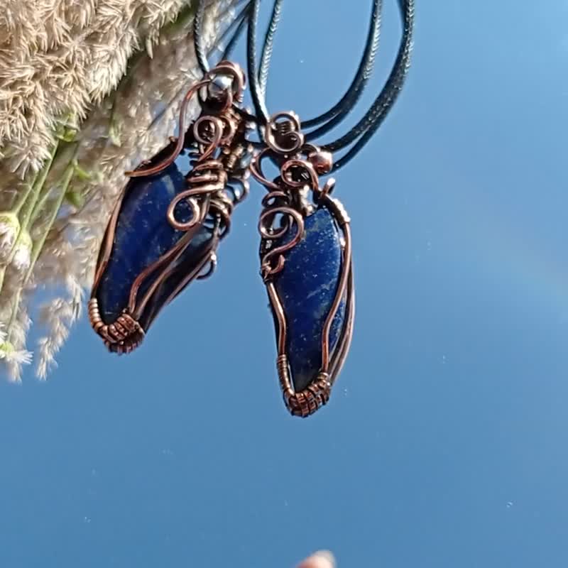 Wire wrapped pendants for a couple. Fang necklaces with lapis lazuli for a coupl - สร้อยคอ - เครื่องประดับพลอย สีน้ำเงิน