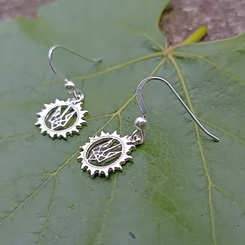 Trident in the sun small silver earrings,Ukraine Silver tryzub in sun earrings - 耳環/耳夾/耳骨夾 - 純銀 銀色