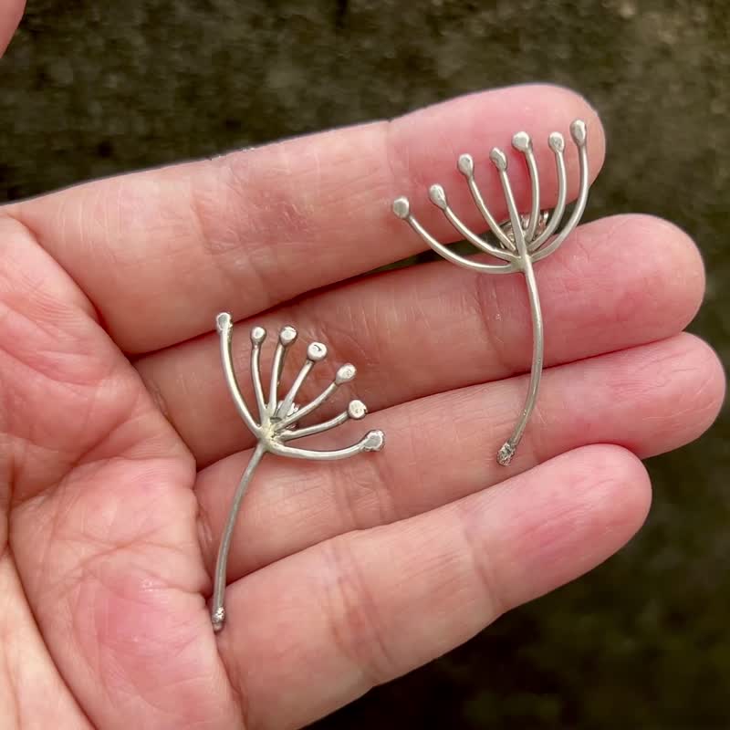 【Plant シリーズ】#a373 タンポポイヤリング/ 925シルバー/ ハンドメイドギフト/ カスタマイズ - ピアス・イヤリング - シルバー シルバー