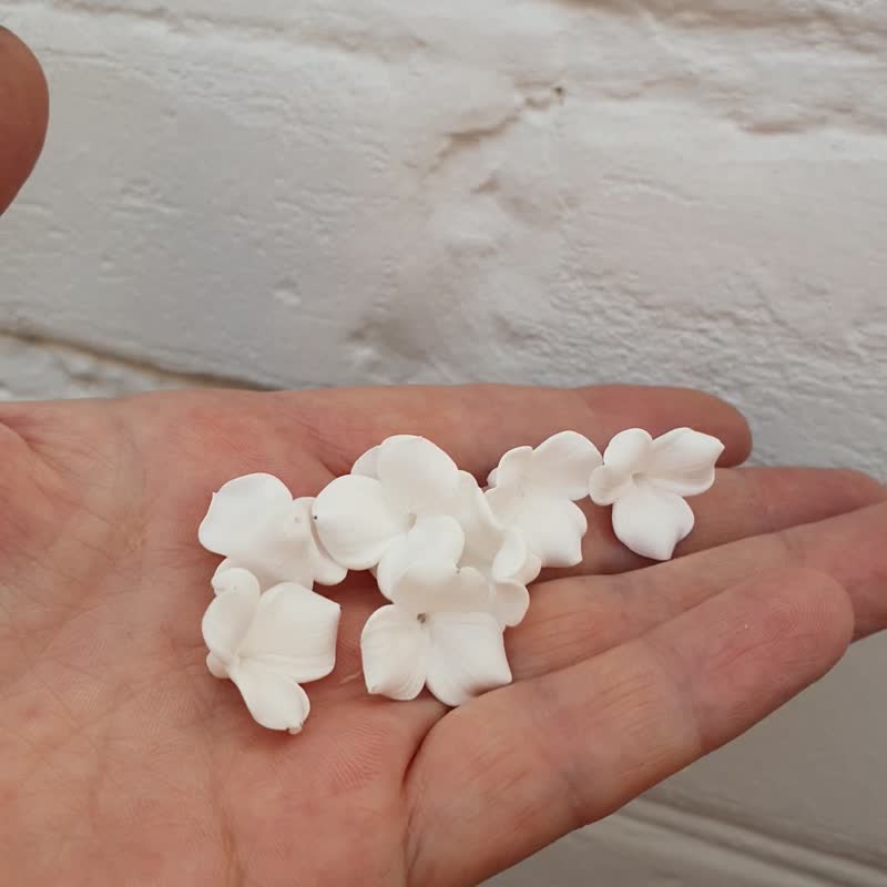 White flowers beads polymer clay 1 cm, Floral beads clay for making jewelry - ชิ้นส่วน/วัสดุอุปกรณ์ - พลาสติก ขาว