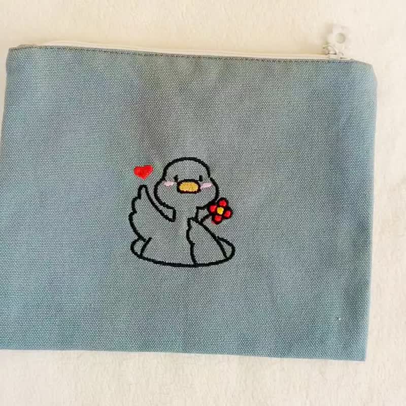 刺繡鴨鴨/收納包/拉鍊包/化妝包/小物包 - 化妝包/收納袋 - 棉．麻 