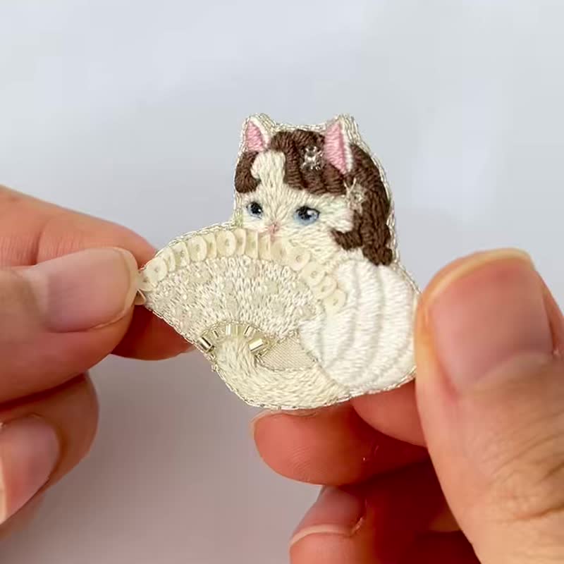エリニャベートの刺繍ブローチ - 胸針 - 繡線 白色