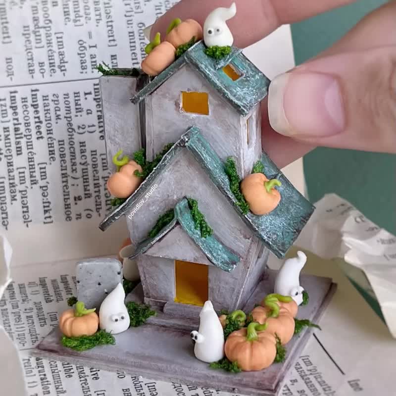 Miniature haunted house for Halloween - ตุ๊กตา - วัสดุอื่นๆ สีเทา