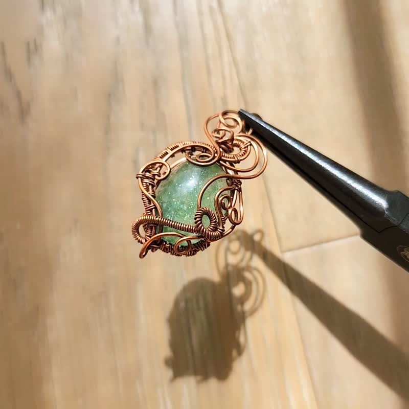 [Handmade by Qu Shuichen] Green strawberry crystal metal wire braided pendant - Necklaces - Gemstone Green