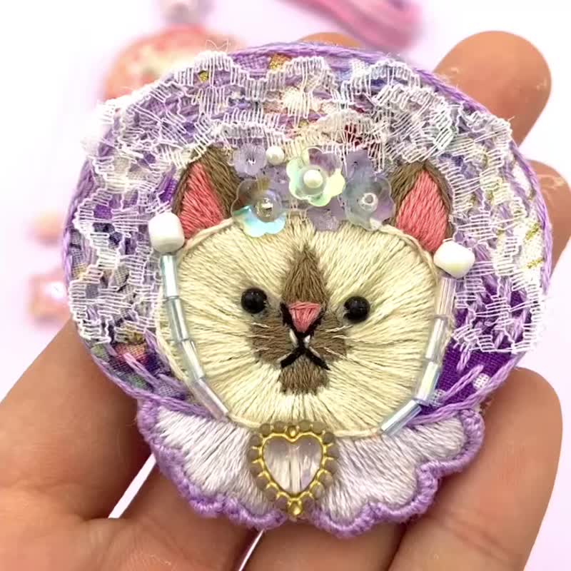 (粉紫色)魔法貴族貓學生。手工刺繡胸針/ 匙扣/ 掛飾 (可客製化) - 胸針 - 繡線 紫色