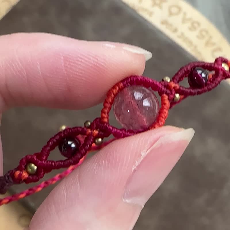BB01 Ethnic style Wax thread braided strawberry crystal Stone Bronze bead bracelet (adjustable length) - สร้อยข้อมือ - เครื่องเพชรพลอย สีแดง