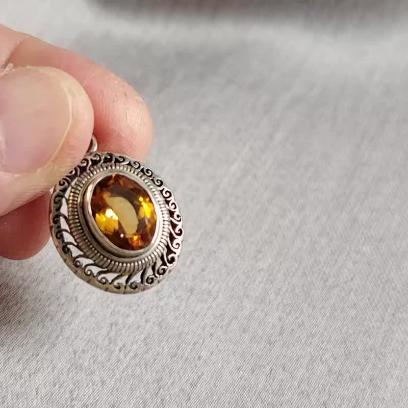 Natural Citrine Pendant Nepal Handmade 925 Sterling Silver - สร้อยคอ - คริสตัล สีส้ม
