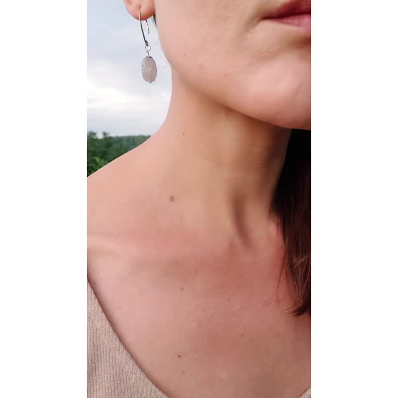 Rough Labradorite Earrings, 925 Silver, Aquarius crystal, Virgo Birthstone gift - 耳環/耳夾/耳骨夾 - 半寶石 灰色