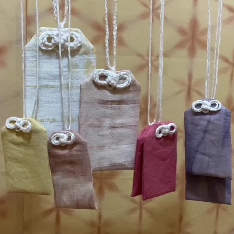 Yellow Natural-dye Shibori Free Wish Omamori - ของวางตกแต่ง - ผ้าฝ้าย/ผ้าลินิน สีเหลือง