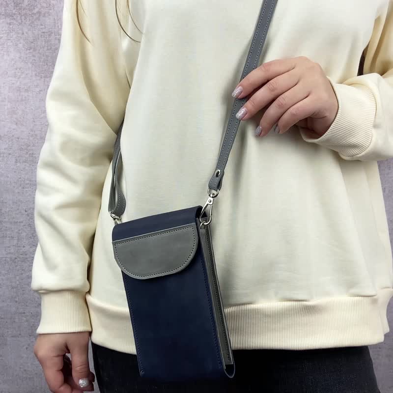 Handmade Leather Mobile Phone Bag / Mini Crossbody Wallet For Cards/ Side Bag - 側背包/斜孭袋 - 真皮 藍色