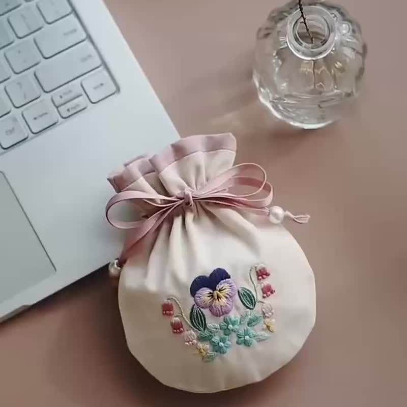 Hand embroidered DIY material bag, storage bag, gift for mom and best friend - กระเป๋าเครื่องสำอาง - ผ้าฝ้าย/ผ้าลินิน 