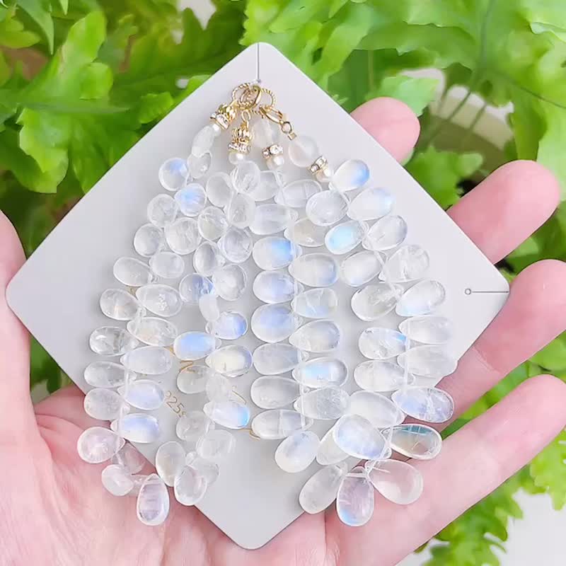 直感力を高め、心を穏やかに。アウトレット品。透明感のあるブルーシラーのムーンストーン。ヒーリングクリスタル。 - ブレスレット - クリスタル ブルー