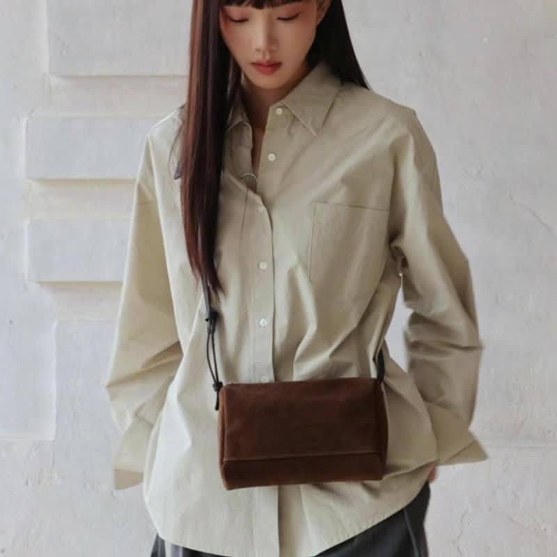 sobag簡約氣質高級感反絨單肩斜背枕頭包女ins文藝通勤腋下小方包 - 側背包/斜背包 - 真皮 咖啡色