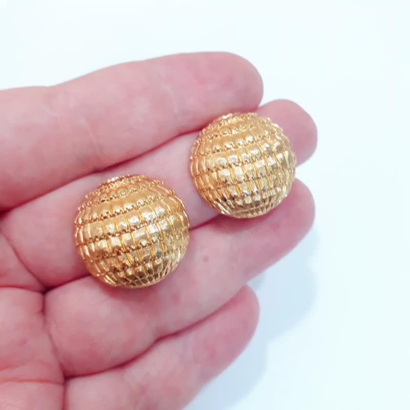 Vintage clip-on earrings signed Monet - Earrings & Clip-ons - Other Metals Gold