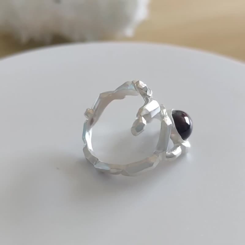 990 Silver inlaid garnet pillar multi-circle open ring - แหวนทั่วไป - เครื่องเพชรพลอย สีเงิน