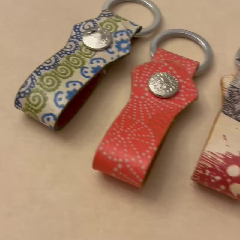 皮革拼貼鑰匙圈 聖誕 交換禮物 蝶古巴特 紙藝拼貼 - 鑰匙圈/鑰匙包 - 真皮 咖啡色