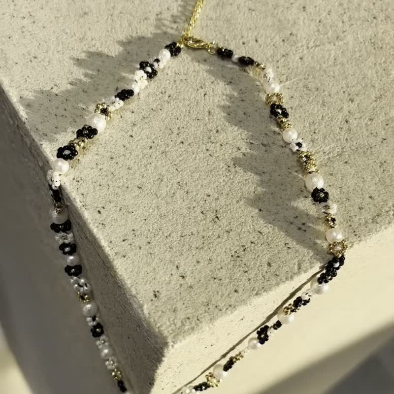 zi2.rennt beads | Blackgold | beads necklace beaded flower necklace handmade clavicle necklace - สร้อยคอ - แก้ว สีดำ