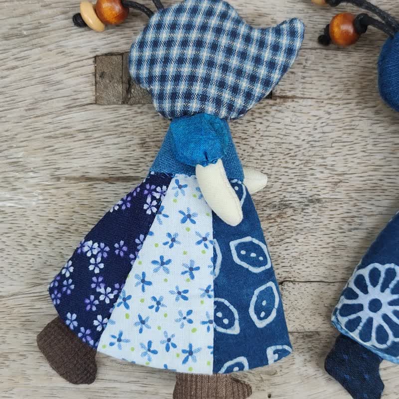 Sue Keychain - 小女孩手工刺繡鑰匙扣 - 鑰匙圈/鑰匙包 - 棉．麻 藍色