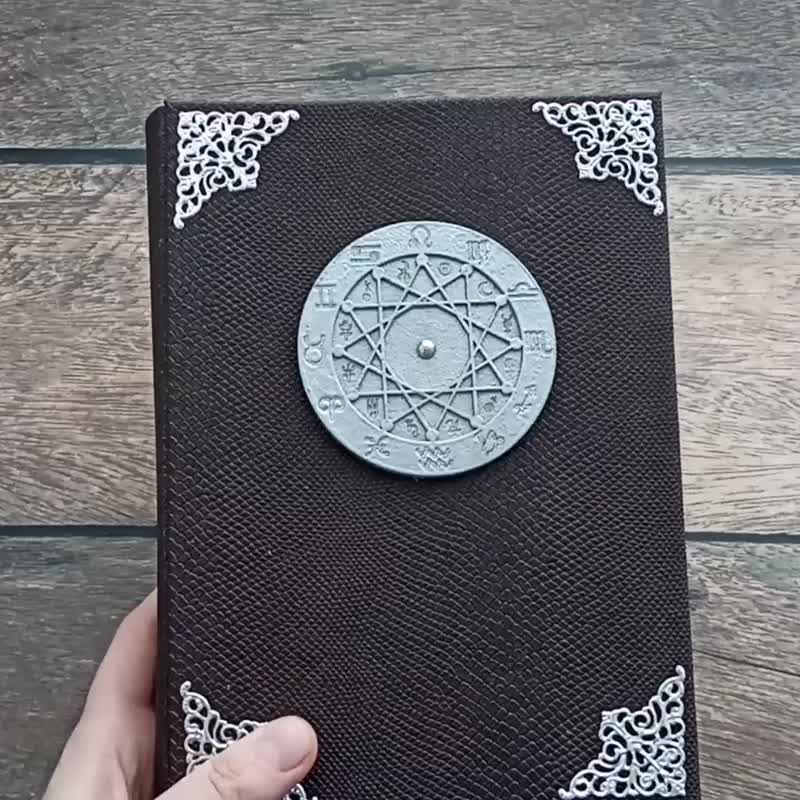 New witch spell book Witchcraft grimoire journal with text Wicca begginer book - สมุดบันทึก/สมุดปฏิทิน - กระดาษ สีนำ้ตาล