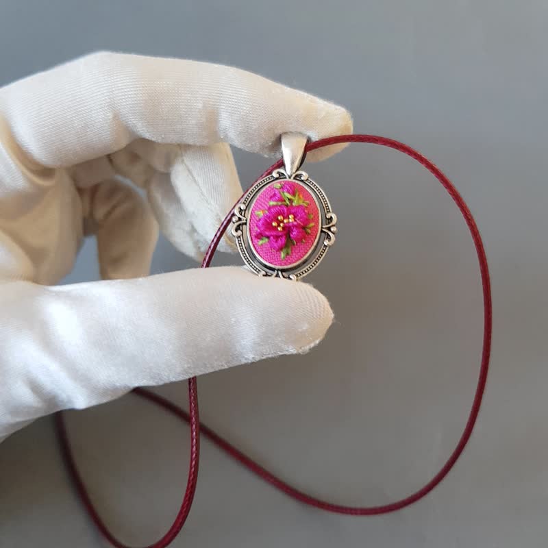 刺繡 珠寶 Ribbon embroidered pendant for her, pink jewelry embroidery - สร้อยคอ - ผ้าไหม สึชมพู