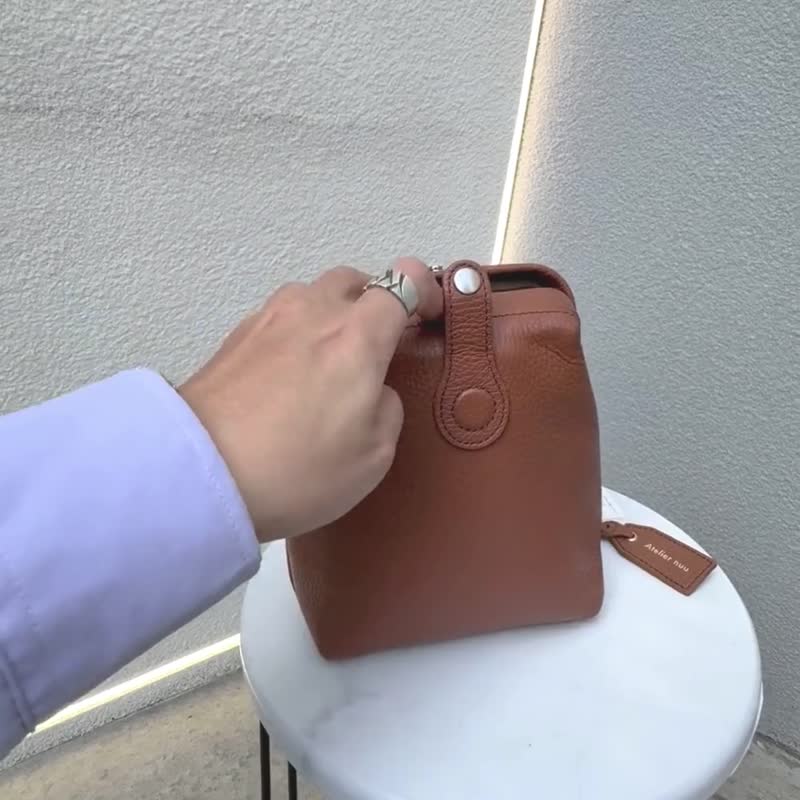 情人節禮物 Atelier nuu parcel mist  杜勒斯手拿包 駝色 - 側背包/斜背包 - 其他材質 