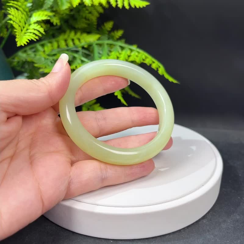 岫巖玉手鐲 60MM 油潤淺色奶黃綠 天然玉手環 溫婉堅韌舒雅氣質 - 手鍊/手環 - 玉石 
