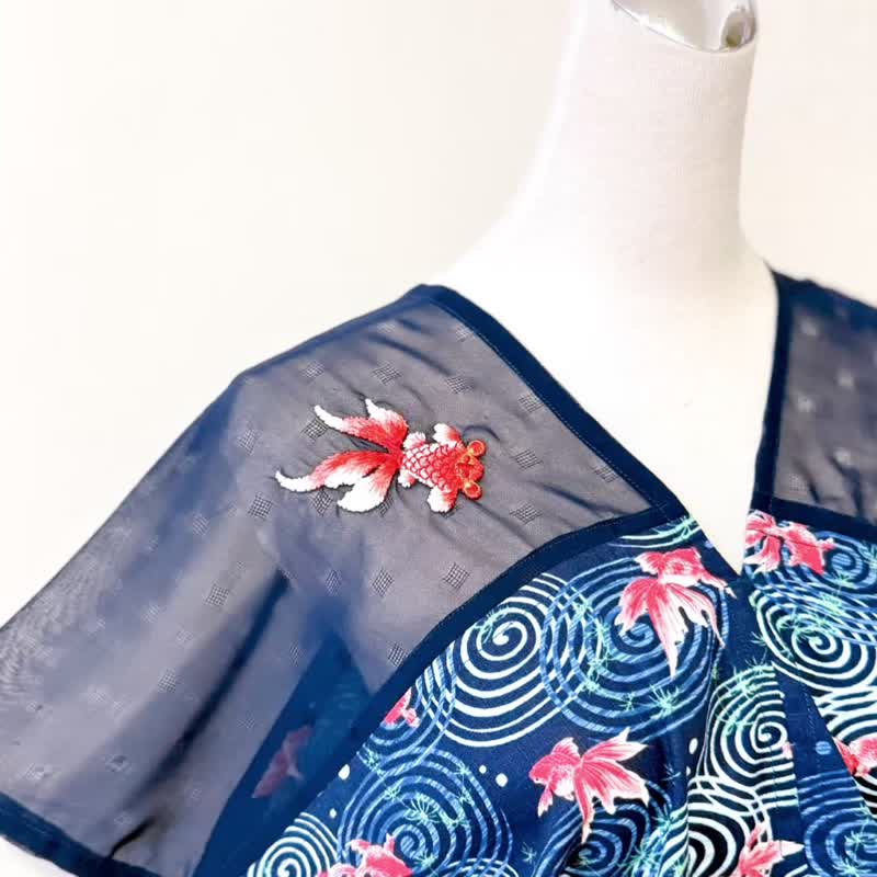 Musetti專屬藍色肩半透明刺繡紅色金魚綠水草漣漪四角衣四方衣 - 背心/無袖上衣 - 棉．麻 藍色