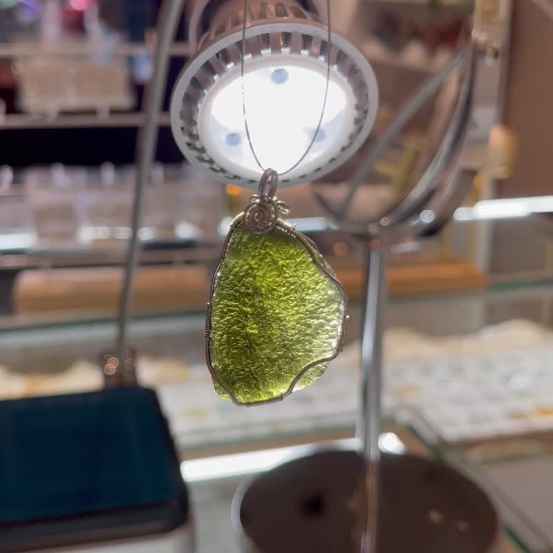 Natural hand-wound Czech green meteorite pendant 11g necklace with high frequency magnetic field to eliminate hesitation, avoid evil and eliminate fatigue - Necklaces - Semi-Precious Stones Green