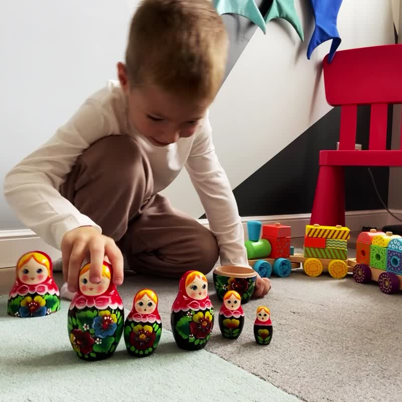 Russian Matryoshka Dolls in Red Head Scarf and Sarafan Dress with Pansy Flowers - 寶寶/兒童玩具/玩偶 - 木頭 多色