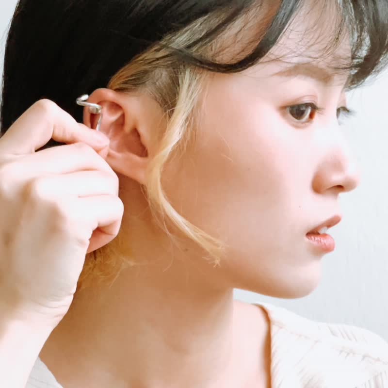 [Gift] Large earring sterling silver painless ear bone clip neutral male and female earrings イヤーカフ - ต่างหู - ทองแดงทองเหลือง สีเงิน