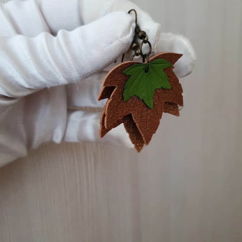 耳環 green leather earrings for her Leather women's jewelry - 耳環/耳夾/耳骨夾 - 真皮 綠色