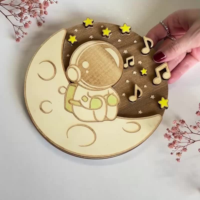 Astronaut Wooden Baby Room Sign - Moon Astronaut - Nursery Decor - Handpainted - 兒童家具 - 木頭 
