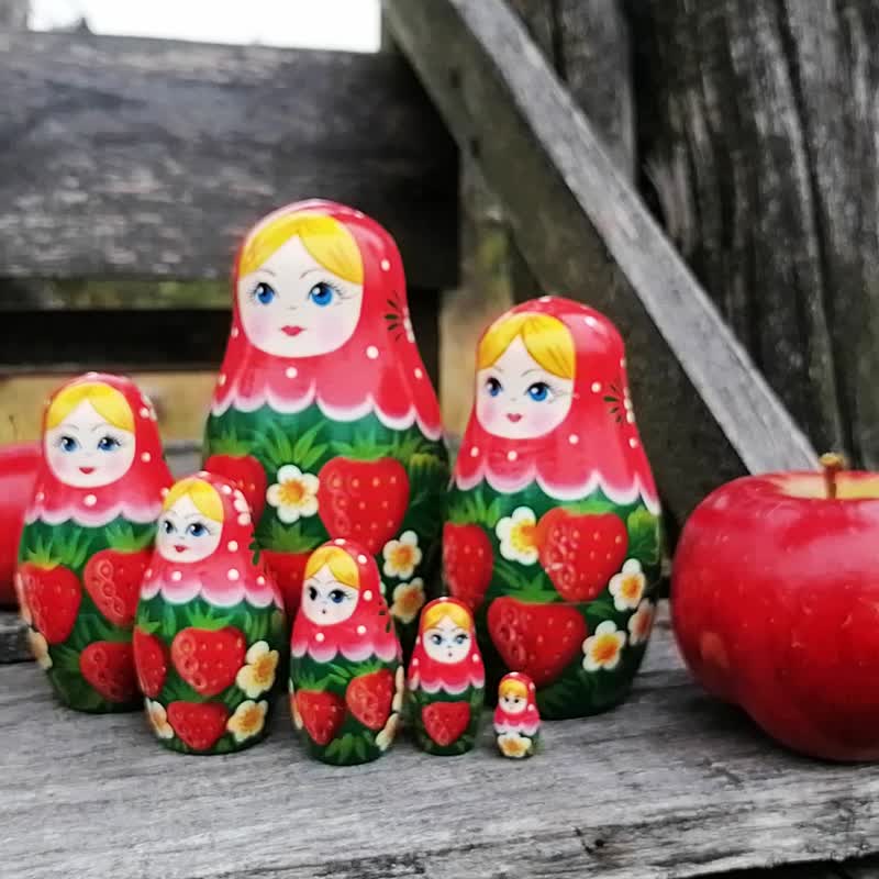 Nesting Dolls for Kids Set 7 pcs - Traditional Russian Doll Strawberry Pattern - ของเล่นเด็ก - ไม้ หลากหลายสี