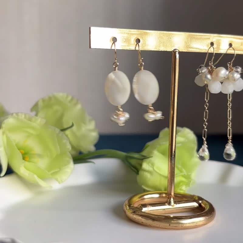 Pure White 14kgf Shell x Pearl Cameo-style Earrings / Birthstone of June - Earrings & Clip-ons - Gemstone White