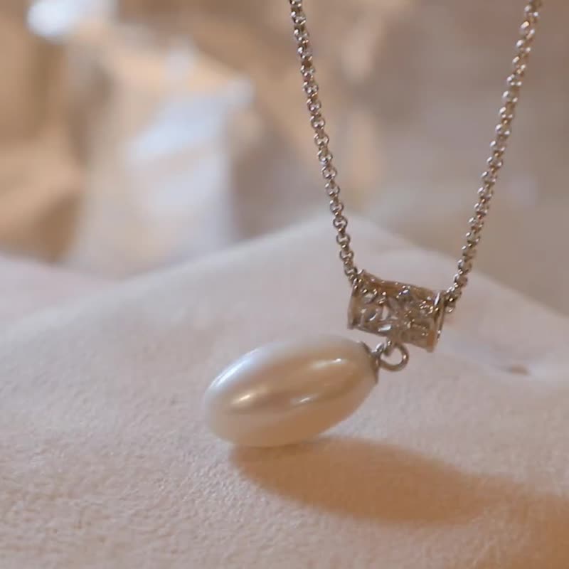 925スターリングシルバー 爪留め8.5-9mm 天然淡水パール - オープンワーク彫刻の光沢のある金台座ペンダントネックレス - ネックレス - 真珠 ホワイト