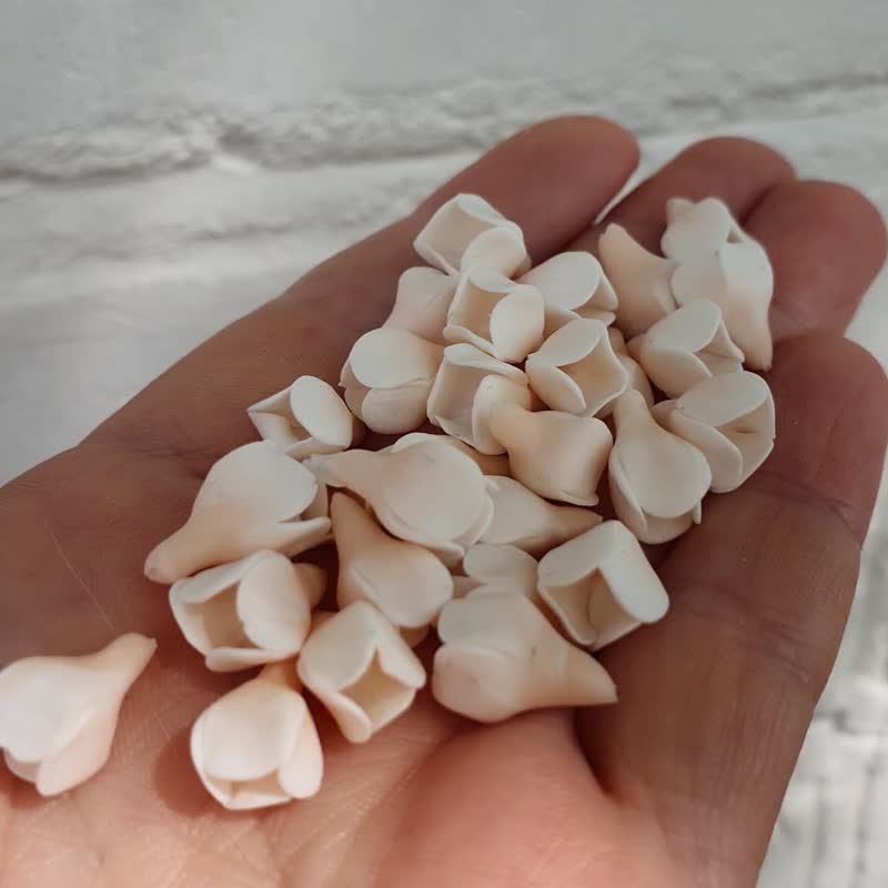 White/Beige Buds Flower 10-12mm, Beige inside, white at the edges of the petals - 零件/散裝材料/工具 - 塑膠 白色