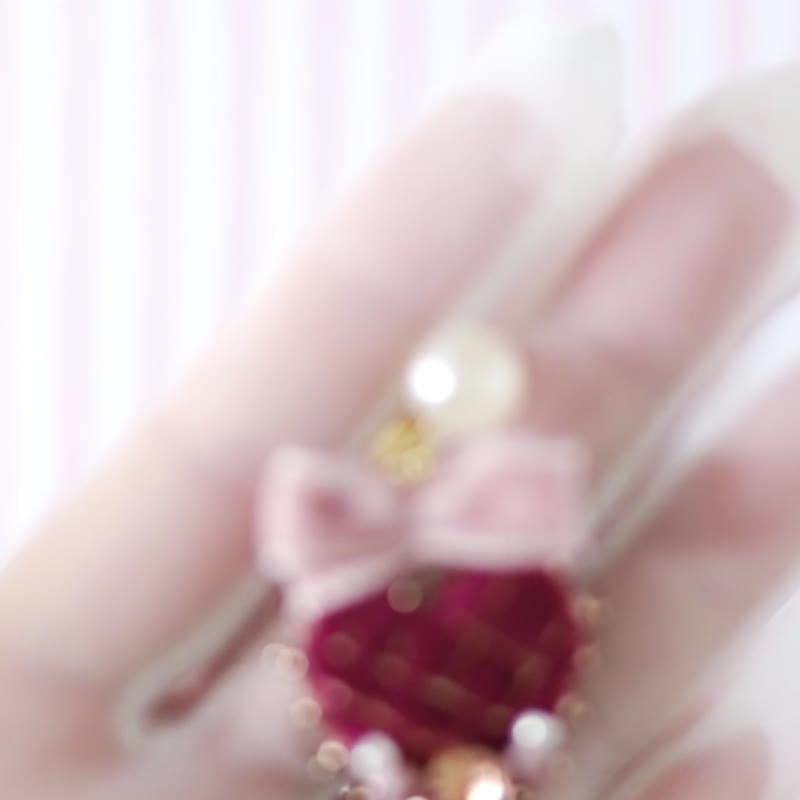 ピンクのハートの耳飾り,手刺繍,ビーズ,日本製,一点もの,one of a kind - 耳環/耳夾/耳骨夾 - 其他材質 粉紅色