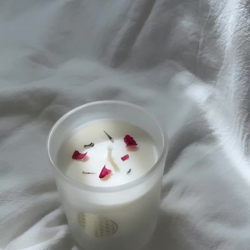 Mother Earth's Embrace/Flower Candle/Healing Candle/Chakra Candle - น้ำหอม - ขี้ผึ้ง สีแดง