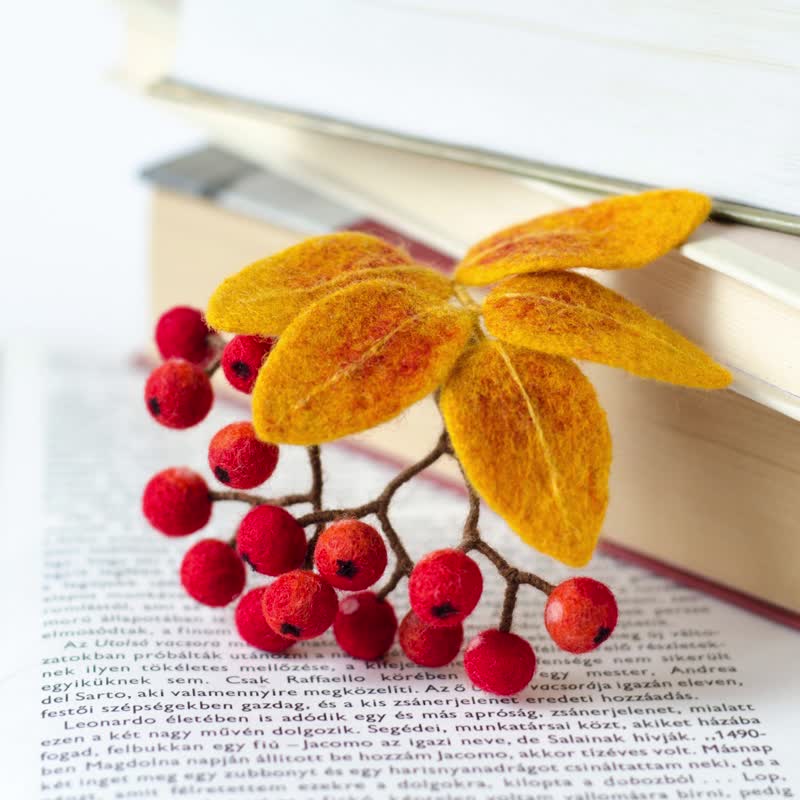 Handmade felted Rowan berry brooch Fall leaves brooch Christmas Gift for Woman - เข็มกลัด - ขนแกะ สีแดง