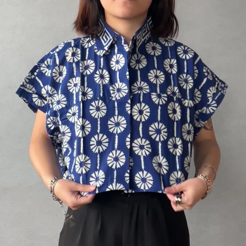 印尼蠟染可愛少女風短版襯衫 PUPUT - 藍太陽 - PUP021 - 女上衣/長袖上衣 - 棉．麻 藍色
