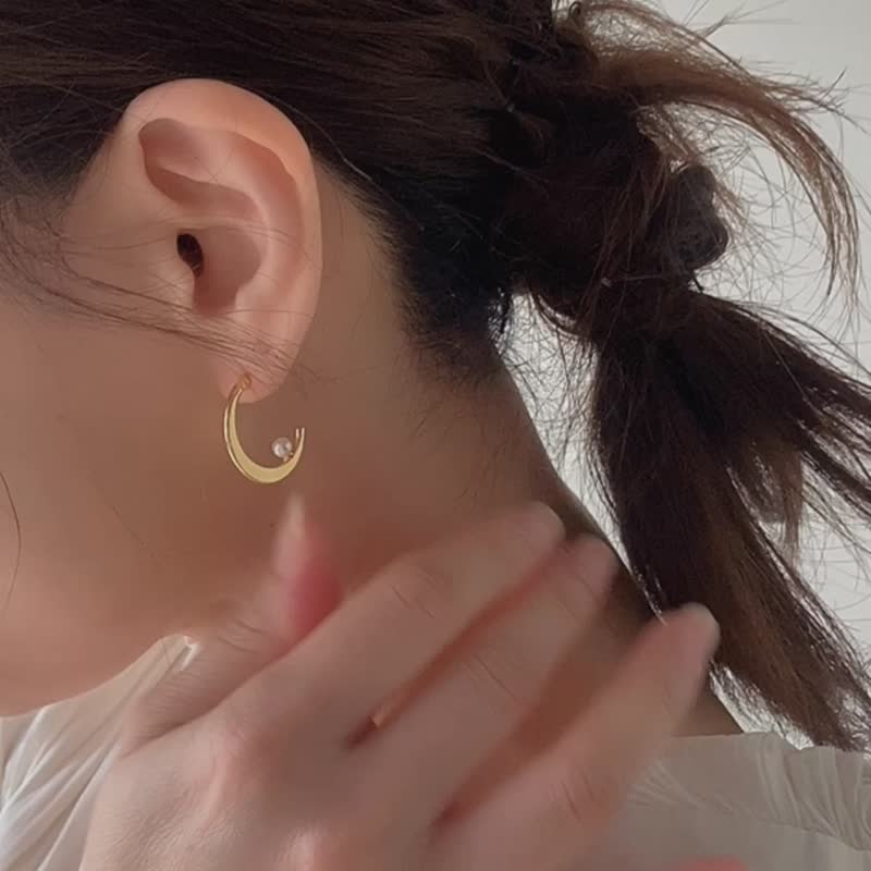 LUNARIA - Crescent Moon* Pearl Anti-allergic Ear Needle Japanese Style 18K Gold Earrings - ต่างหู - ทองแดงทองเหลือง สีทอง