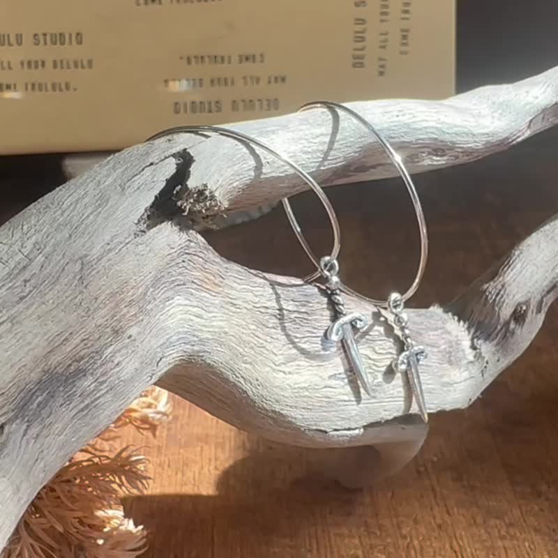 手作金工— 銀刃之誓 925純銀耳環 寶劍造型 垂墜耳環 兩用式圈圈 - 耳環/耳夾/耳骨夾 - 純銀 銀色