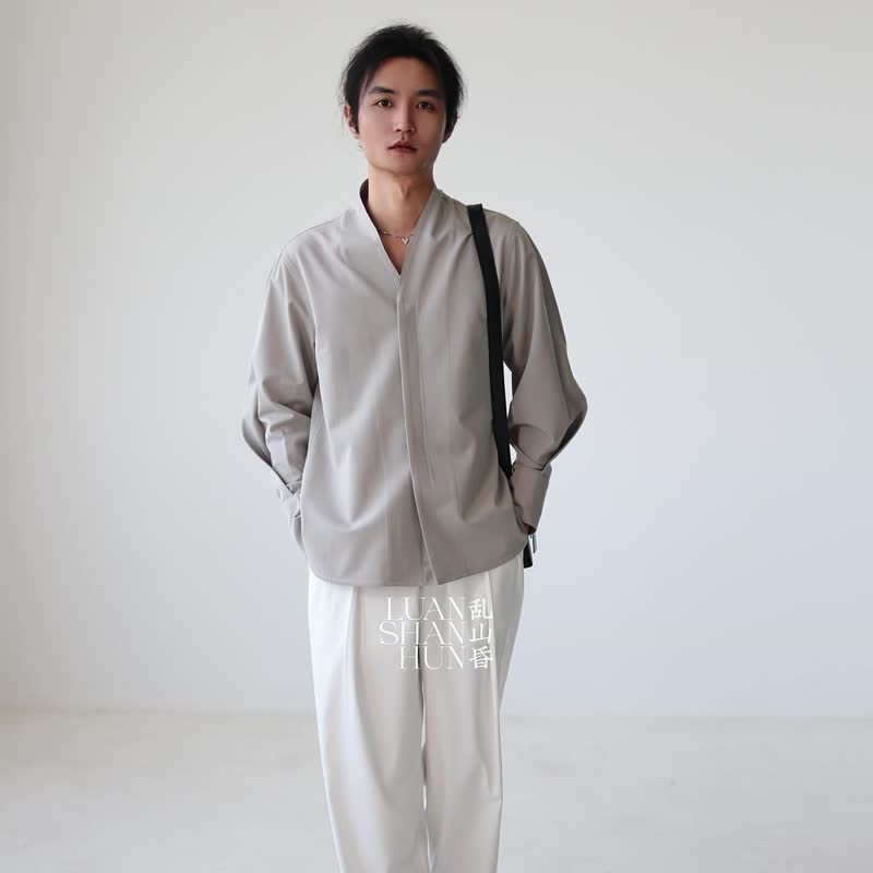 亂山昏東方雅痞灰白弧形立領褶袖襯衫日常通勤春夏百搭原創設計 - 男襯衫/休閒襯衫 - 聚酯纖維 