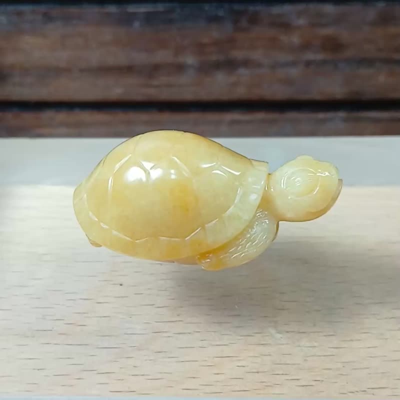 Christmas gift box | carvings to amuse animals - Shaking Turtle Golden Silk Jade - ของวางตกแต่ง - หยก สีเหลือง