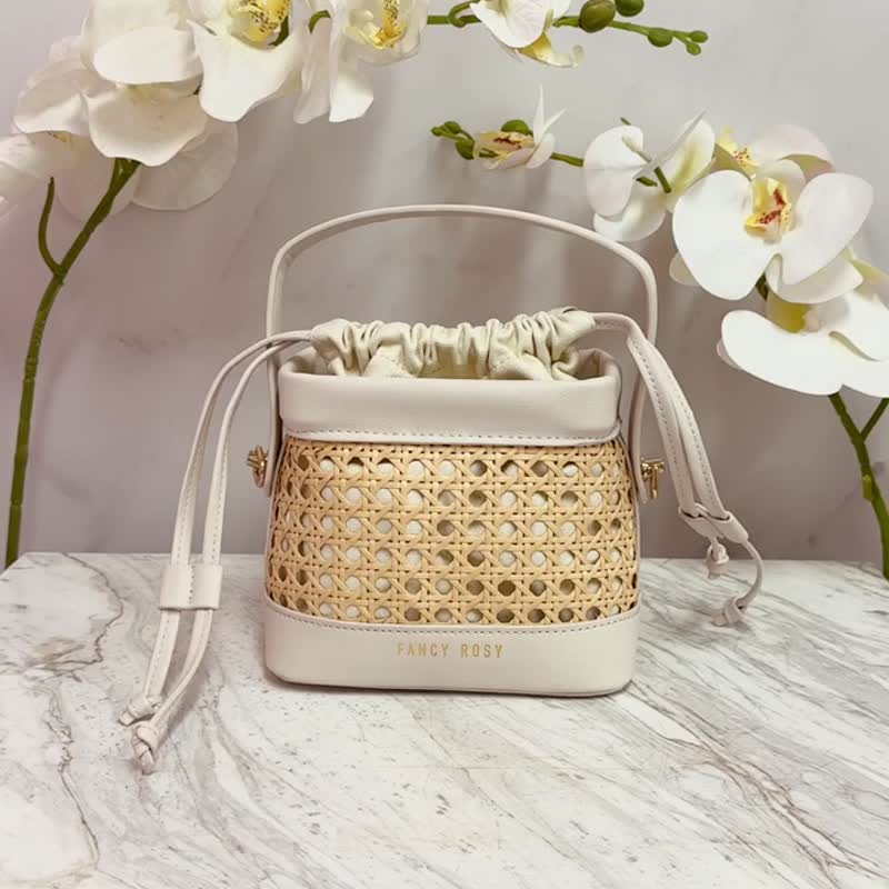 Just Fancy resort style straw bucket bag - กระเป๋าแมสเซนเจอร์ - วัสดุอื่นๆ ขาว