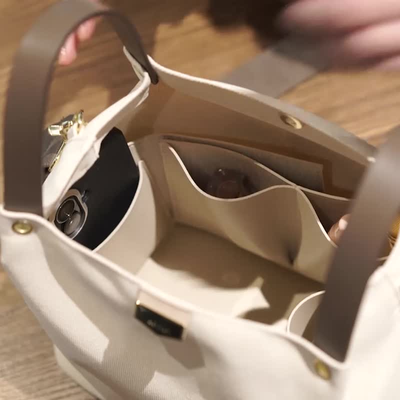 Wàndering防潑水牛皮肩背包/斑鳩灰 - 手提包/手提袋 - 真皮 白色