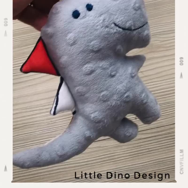 Cute Little Dinosaur Pendant Bell Doll - ตุ๊กตา - ผ้าฝ้าย/ผ้าลินิน สีเทา