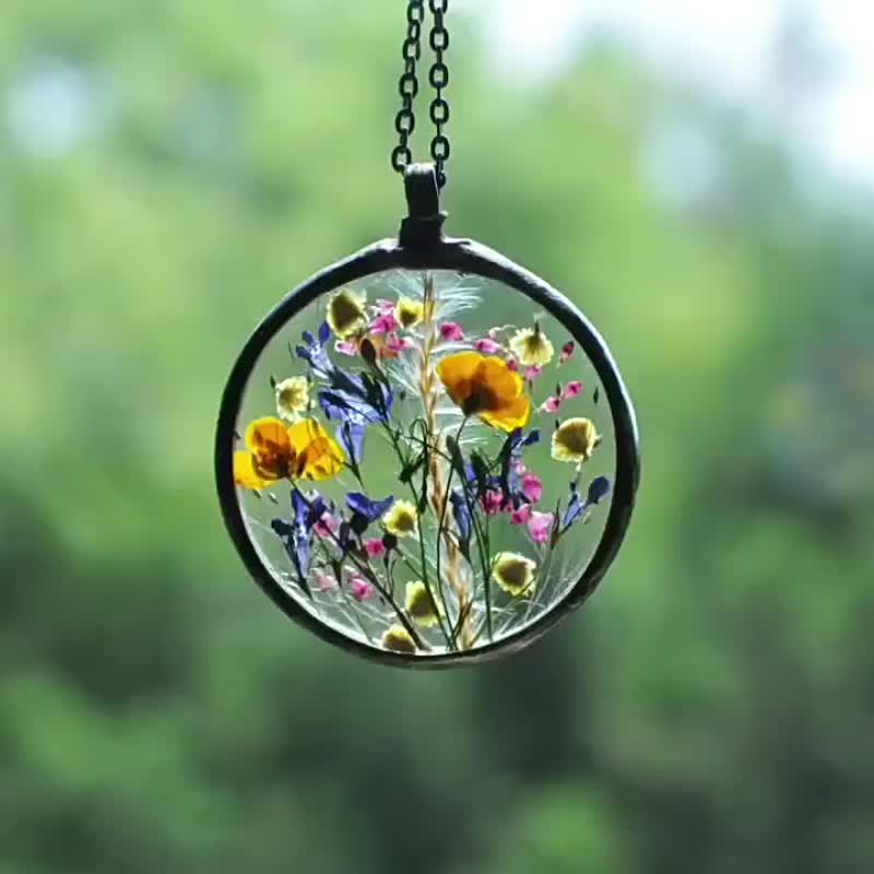 Metal Hoop Embossed Resin Pendant Necklace - สร้อยคอ - พืช/ดอกไม้ 