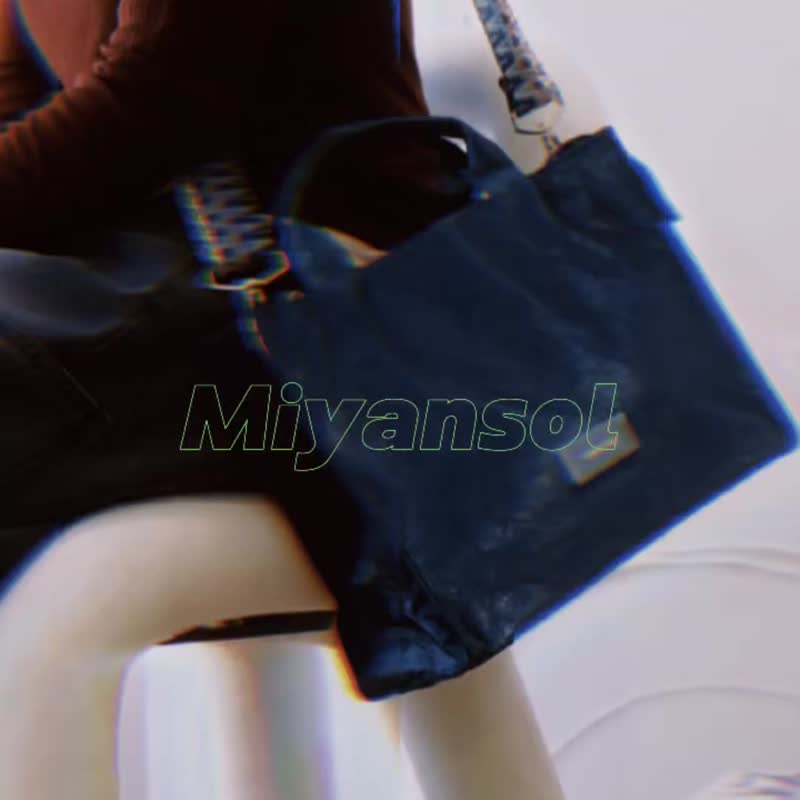 [Ready Stock] Korean wrinkled dual-purpose zipper square bag - Stone black environmentally friendly DuPont paper material portable shoulder bag - กระเป๋าแมสเซนเจอร์ - กระดาษ สีดำ