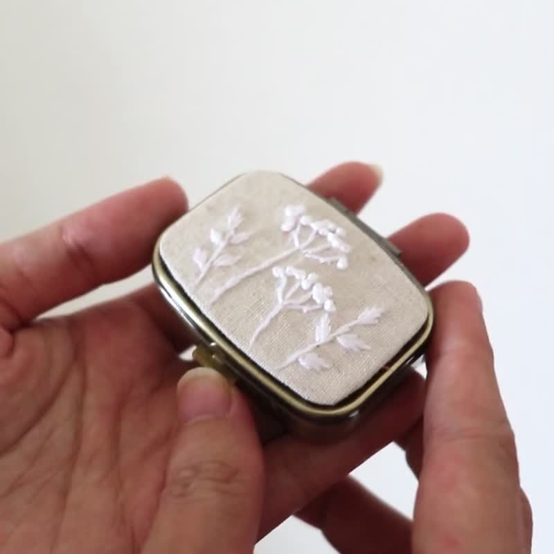 手刺繡迷你藥盒・附鏡 - 其他 - 其他金屬 